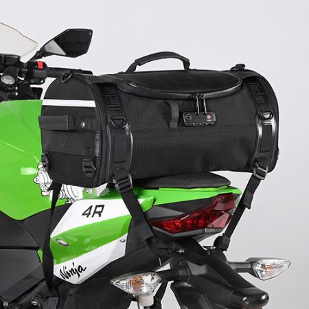 スタッカブルテールバッグ、シートバッグ、4つのGフックストラップで固定、シートバッグをカワサキニンジャ400に簡単に取り付ける。